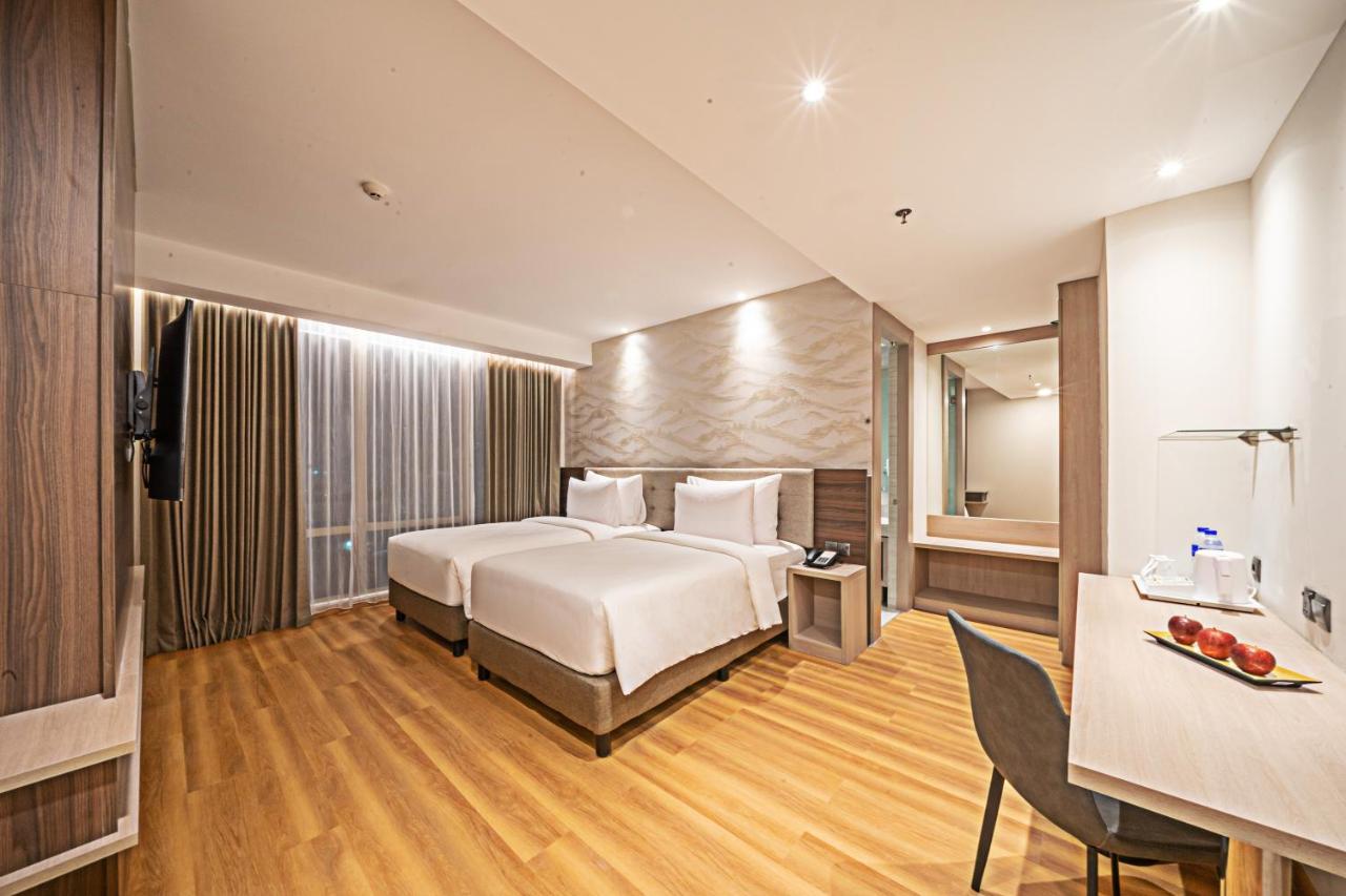 Platinum Hotel Tunjungan Surabaya Exterior photo